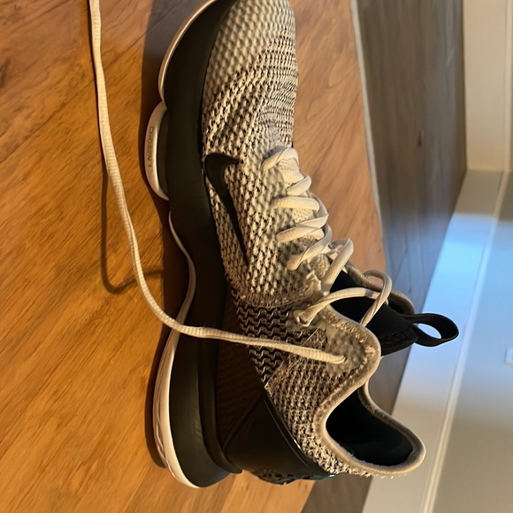 Black and white LeBron Witness 4 - Picture 7 of 8